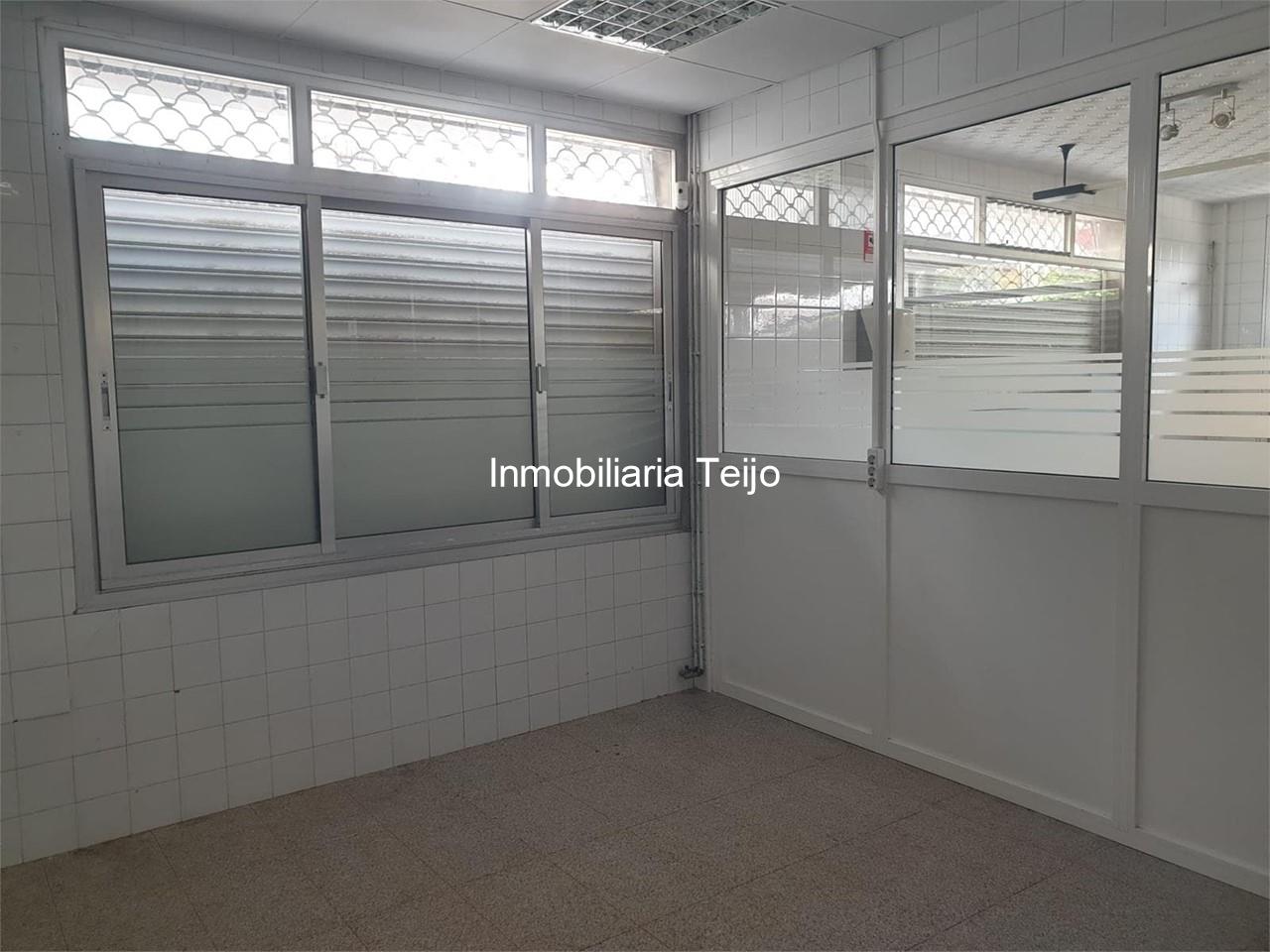 Foto 2 SE VENDE BAJO COMERCIAL EN FREIXEIRO (CON PERMISO PARA VIVIENDA)