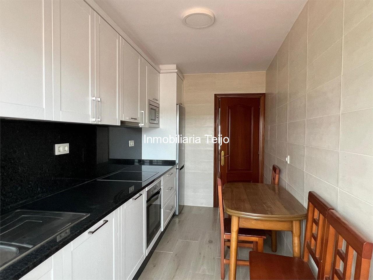 Foto 2 SE VENDE CASA CON BAJO COMERCIAL Y DOS VIVIENDAS EN PONTEDEUME