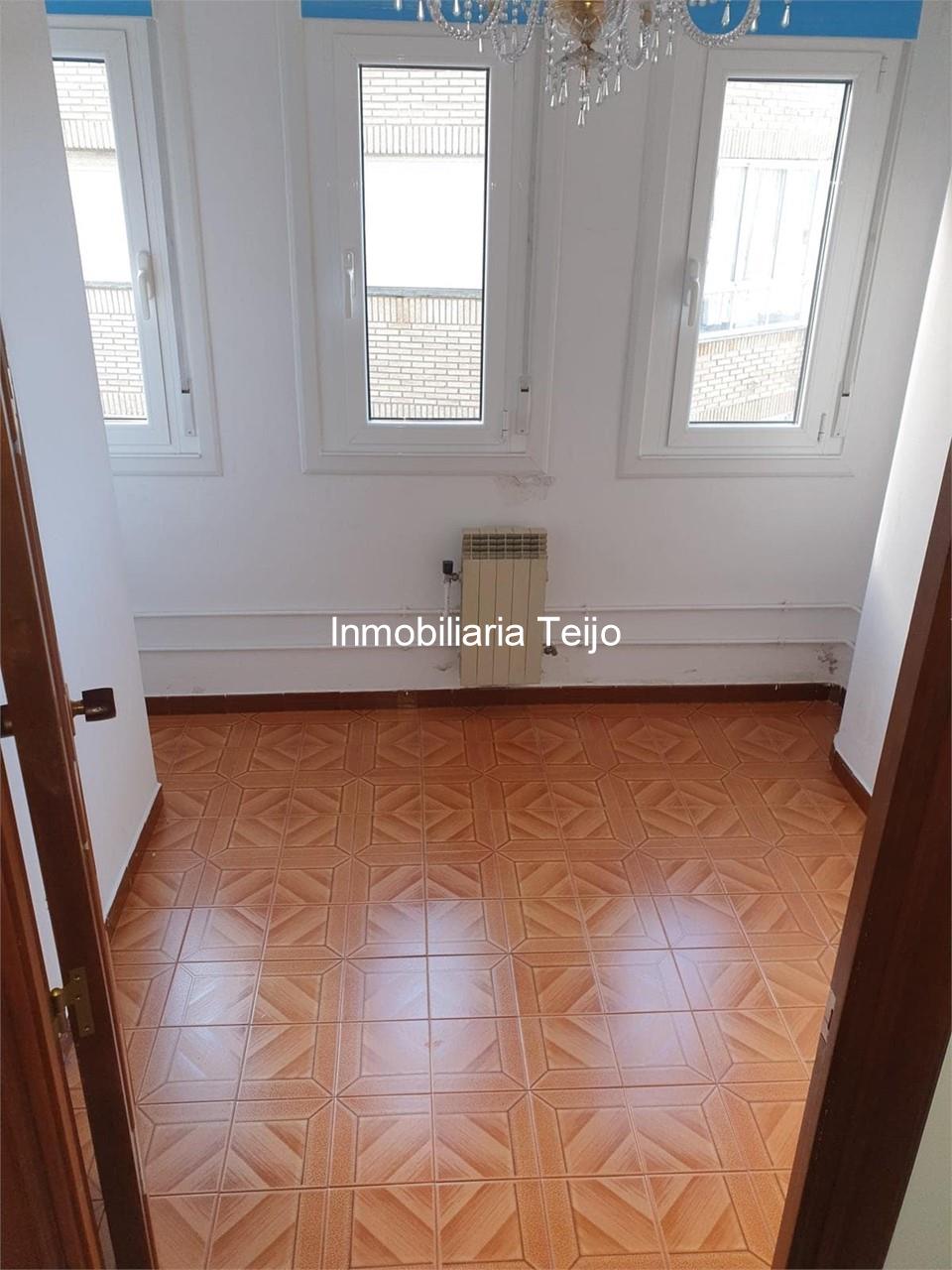 Foto 10 SE VENDE PISO AMPLIO CON CALEFACCION Y VENTANALES CLIMALIT NUEVOS EN FREIXEIRO