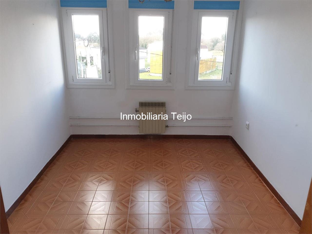 Foto 11 SE VENDE PISO AMPLIO CON CALEFACCION Y VENTANALES CLIMALIT NUEVOS EN FREIXEIRO